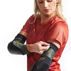 Pearl IZUMi Elevate Elbow Guard Warmers & Protection 73 Pearl IZUMi Elevate Elbow Guard Warmers & Protection